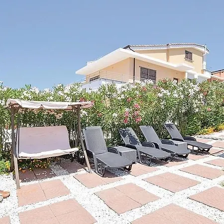 Holiday home Tortora Marina Holiday Sleeps 16 With Pool And Air Con Praia a Mare